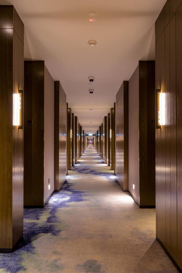 M Resort & Hotel Kuala Lumpur Exterior foto A corridor at the hotel